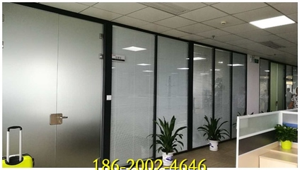 东莞办公室百叶帘隔墙生产厂家价格解析与玻璃隔断装潢设计指南